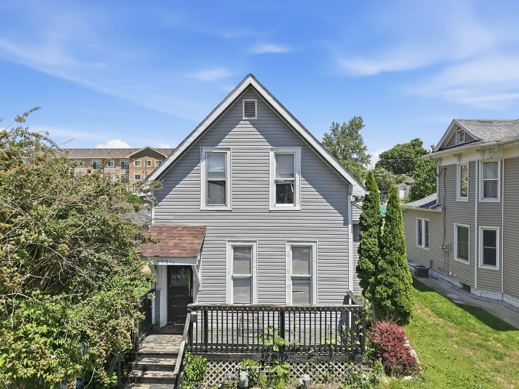 408 1/2 E Linn St