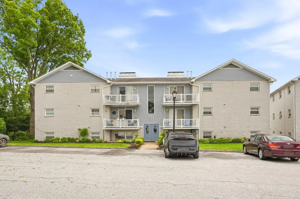 17 Warren Lodge Ct Unit 1C