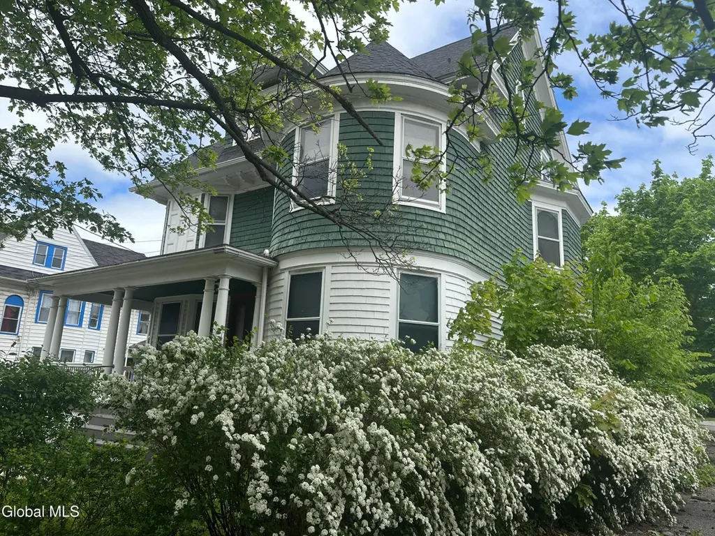 4 Watson Pl