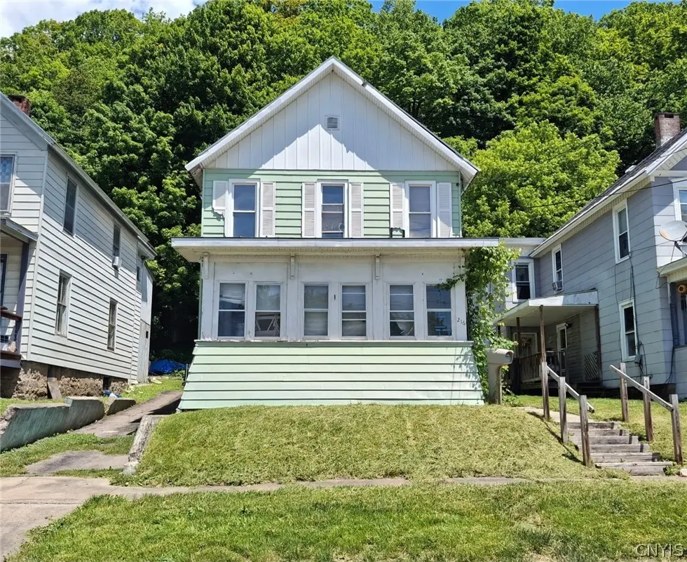 216 Loomis St
