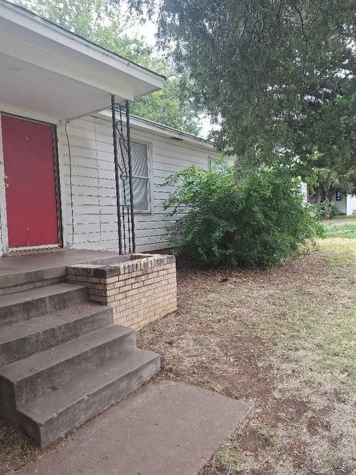 2711 NW Mobley St