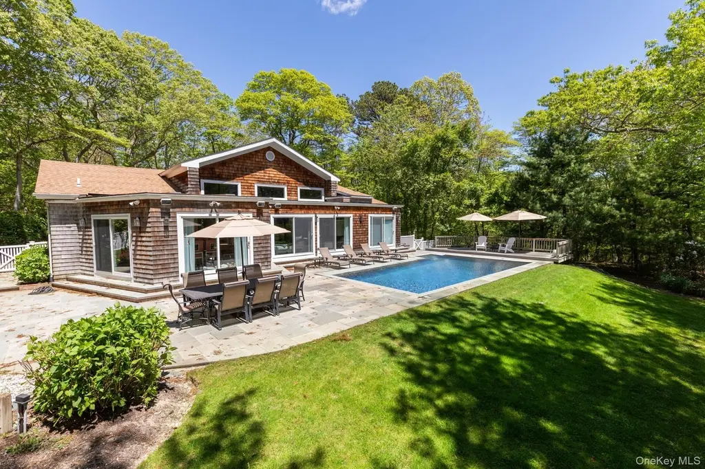 4 Lakewood Ln