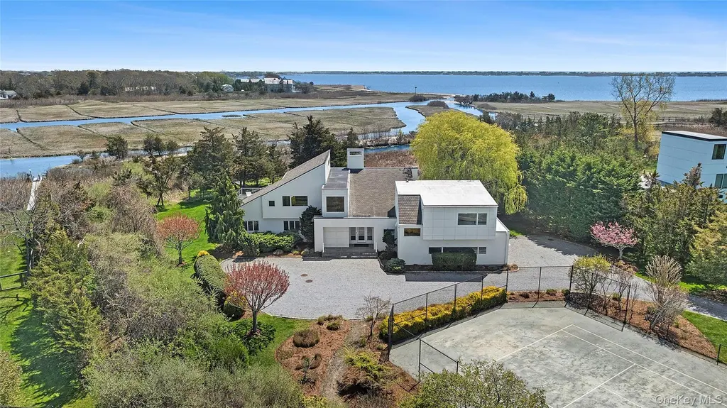 22 Tanners Neck Ln