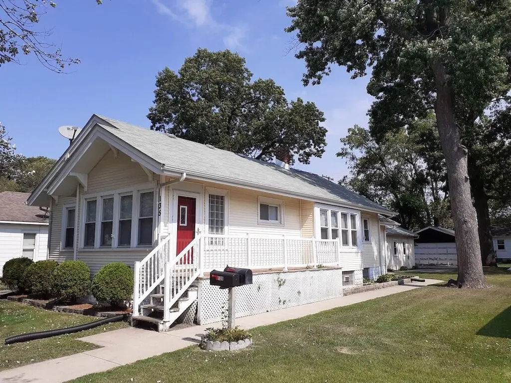 135 N Lindberg St