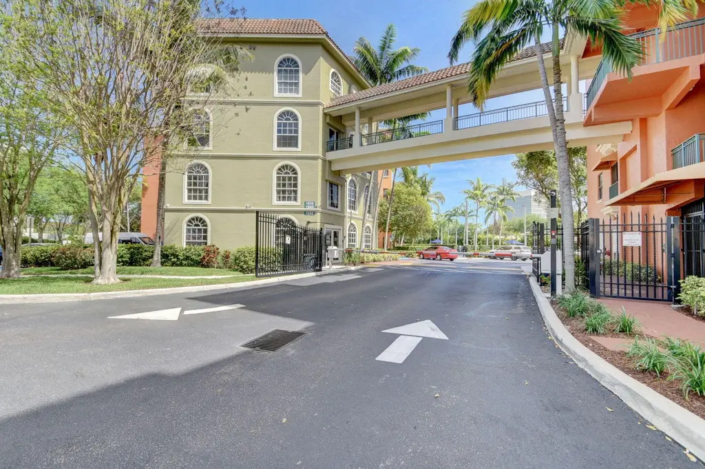 1610 Presidential Way #309