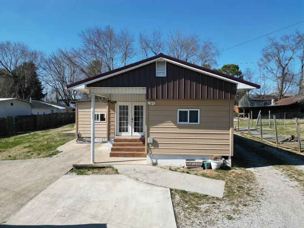 77 Royal Ln