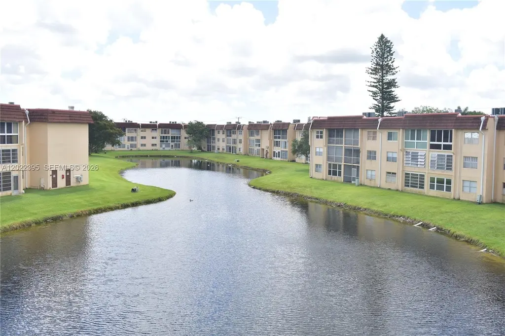 8861 Sunrise Lakes Blvd #305