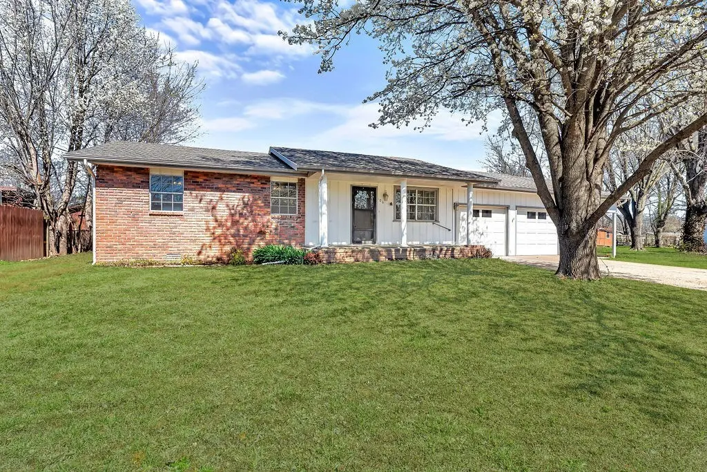 106 Henry Little Cir