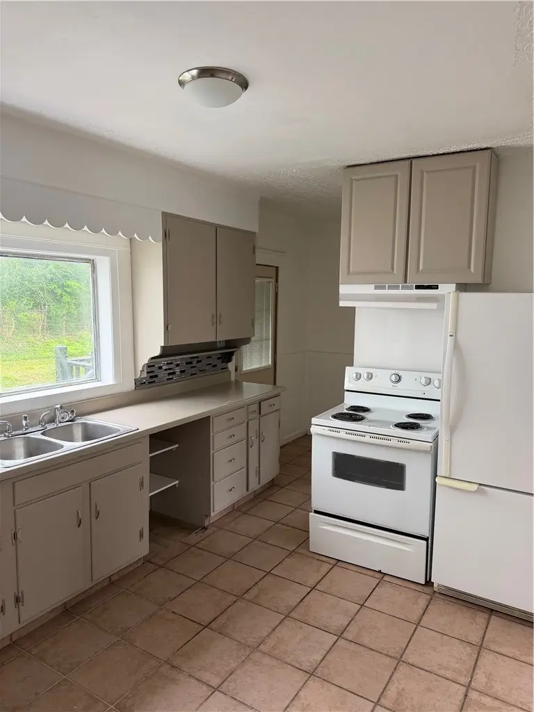 80 E Maplewood Ave