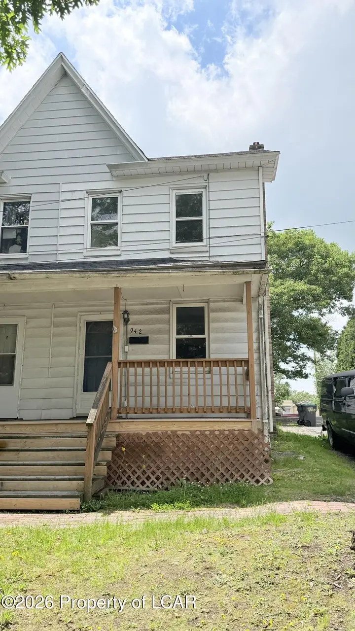 942 Burton St