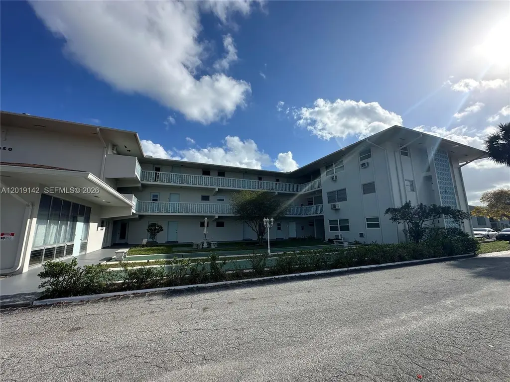 1050 E Sample Rd #208