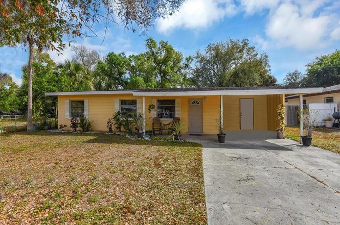 2124 E Gardenia Cir