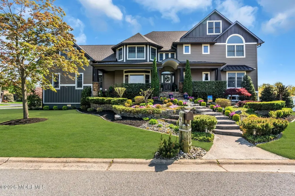 42 Cayuga Ave