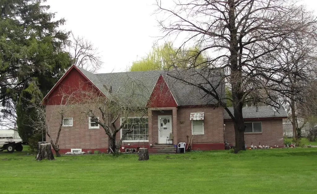 362 SE Main St