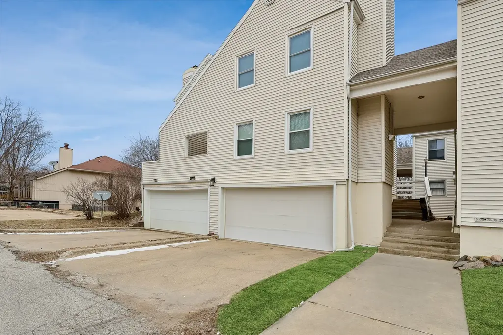 5247 Dakota Dr