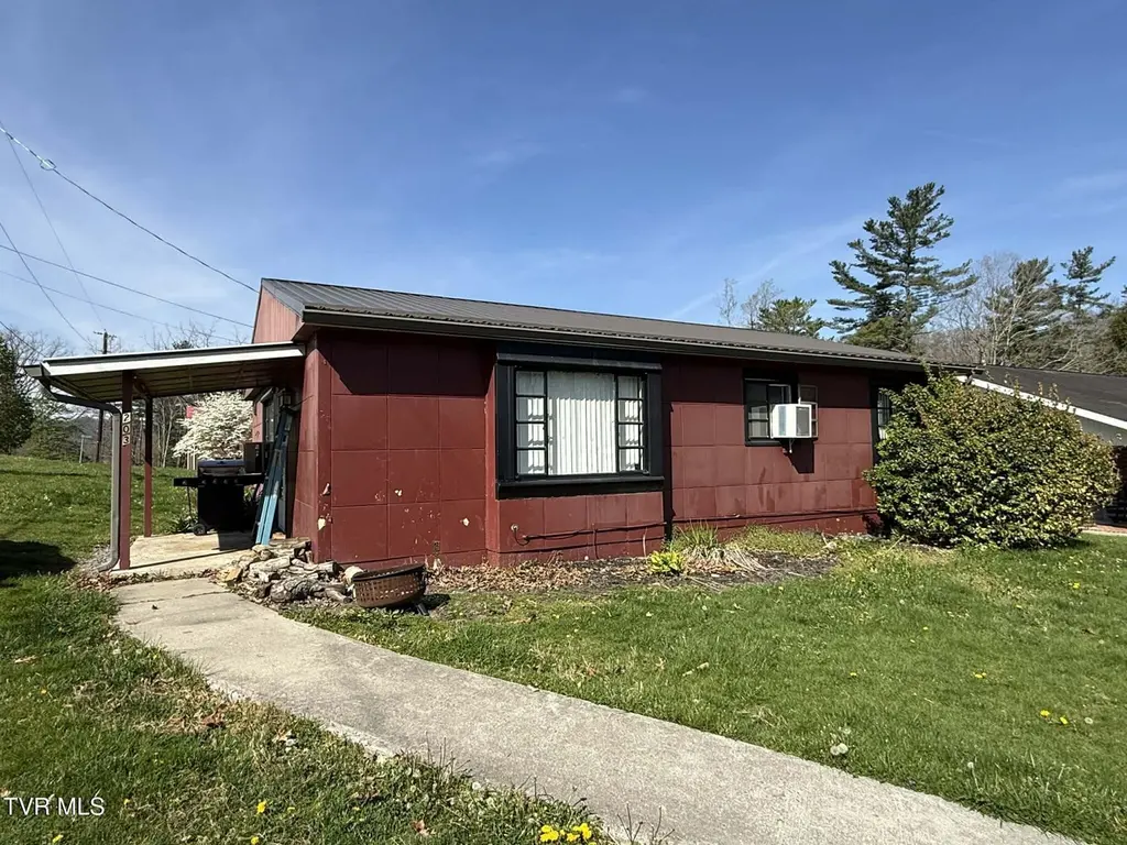 203 Henry St