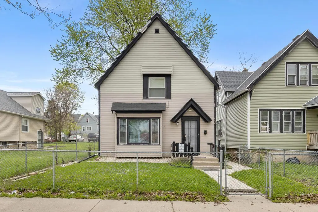 3244 N 30th St