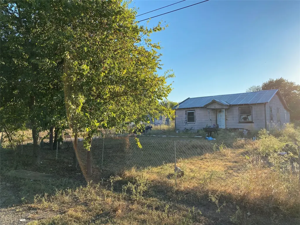 404 Whispering Oaks Loop