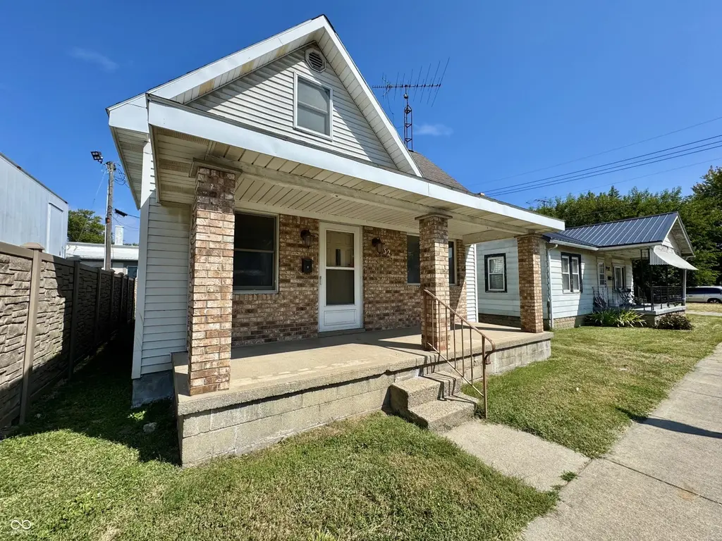 324 W 1st St