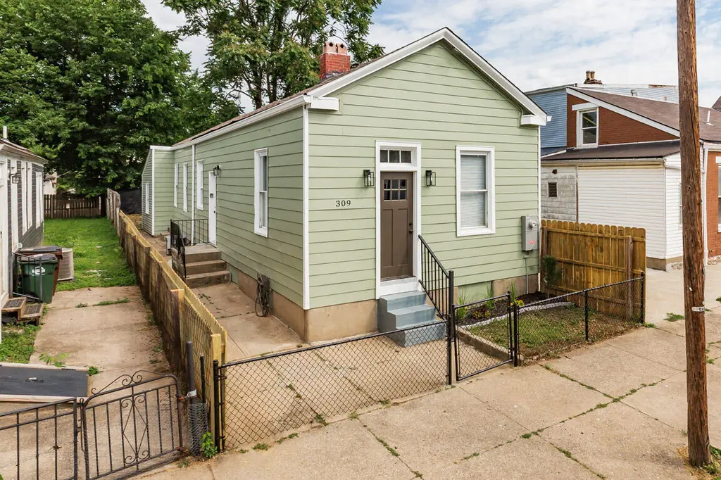 309 W 8th St