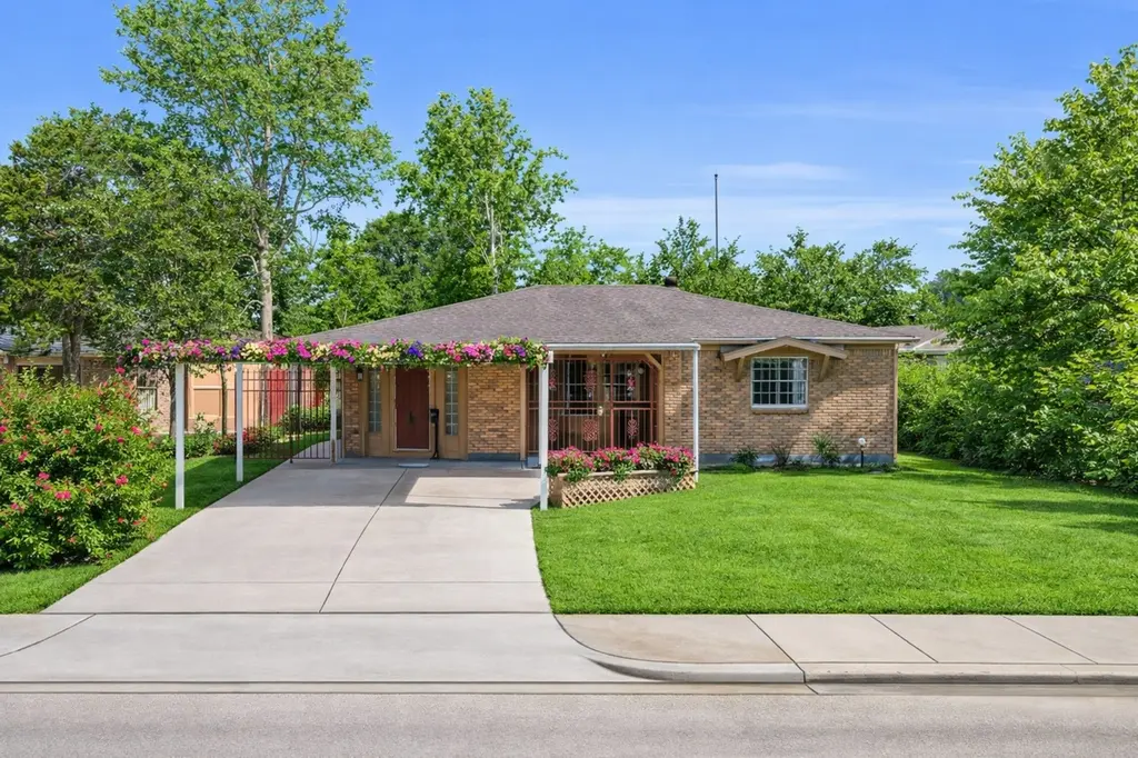 3922 Simsbrook Dr