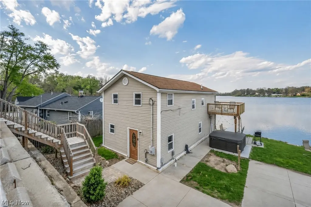 829 Portage Lakes Dr