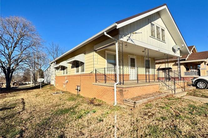 206 E Main St