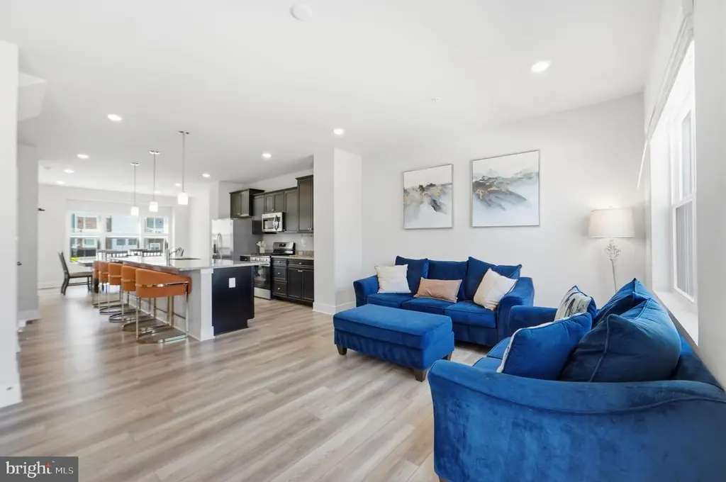 10915 Drummond Pl