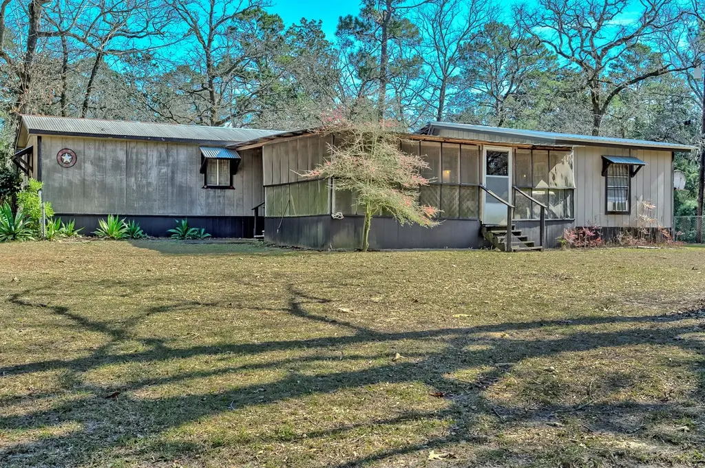 1112 Sir Henry Dr S
