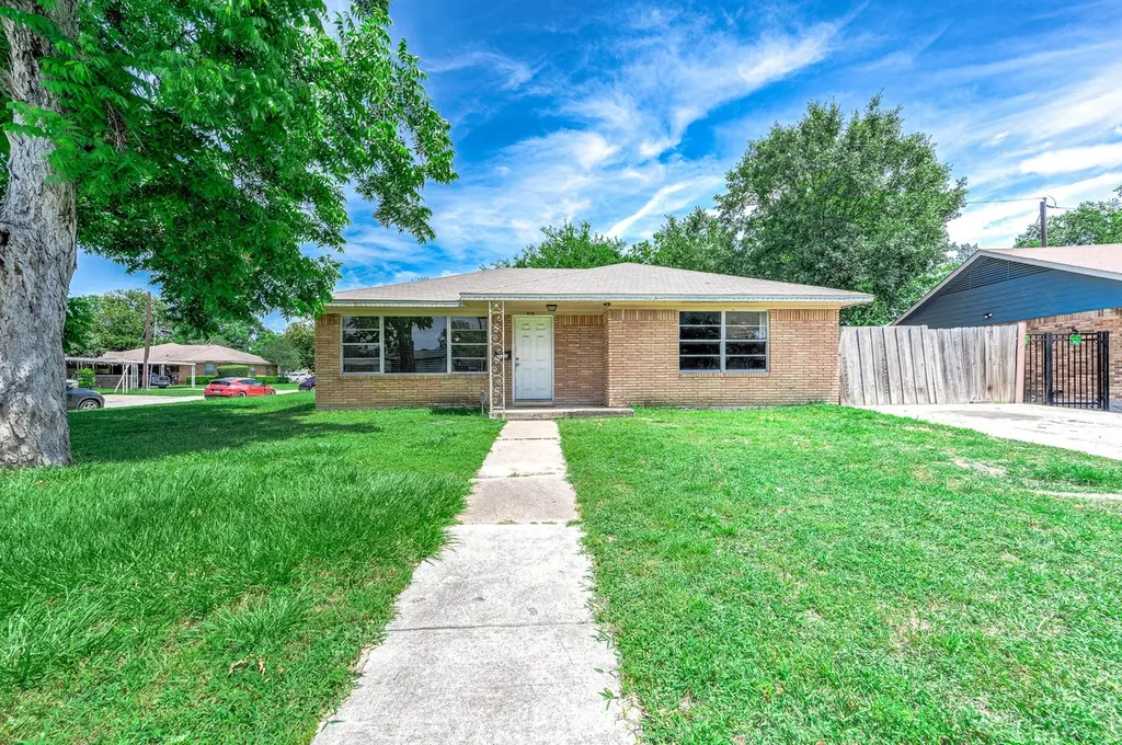 122 W Riverwood Dr