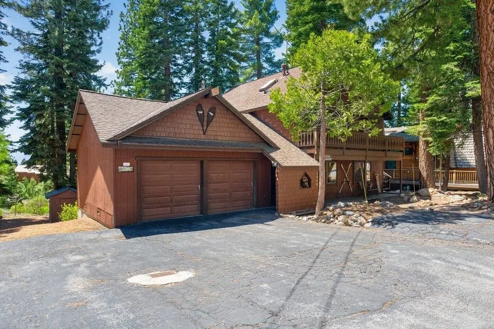 1090 Canterbury Dr