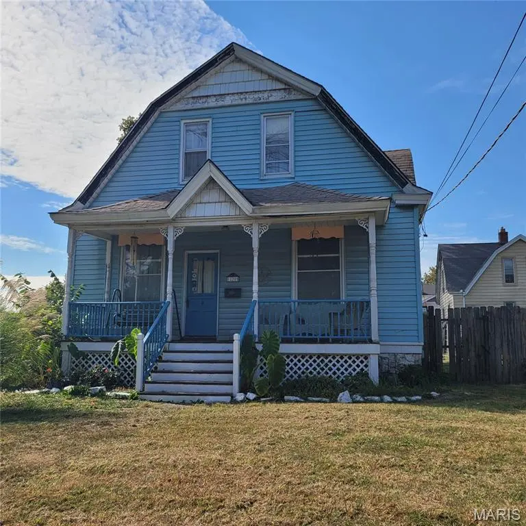 1220 Main St