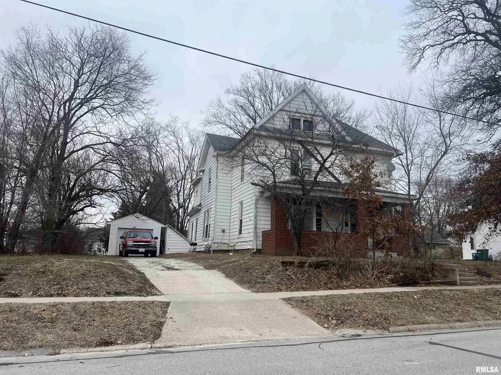 332 W Calhoun St