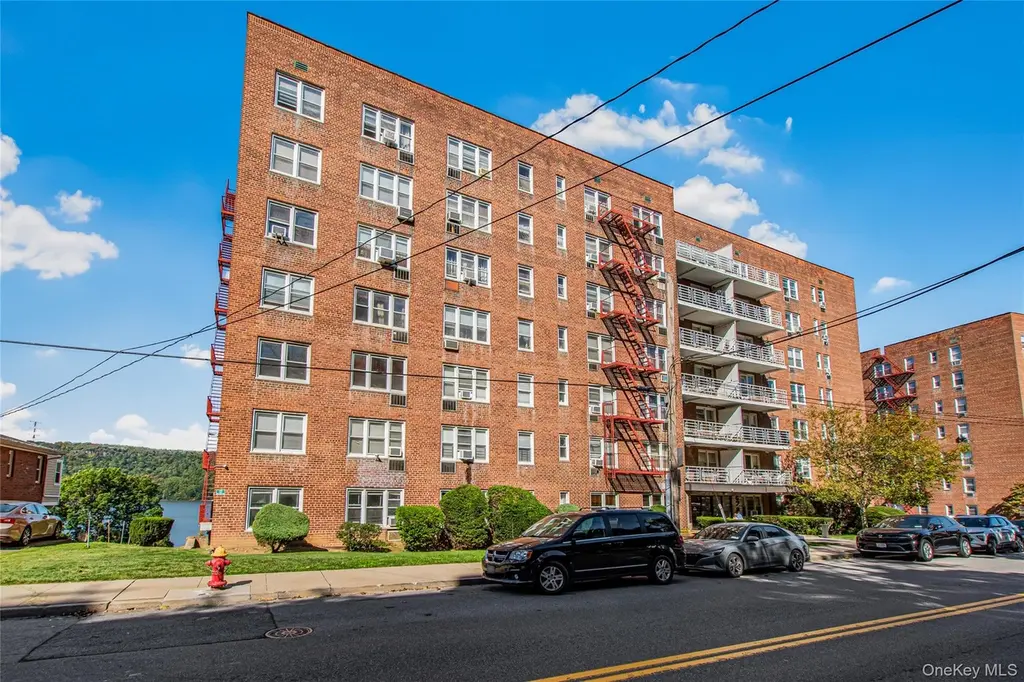 679 Warburton Ave Unit 2R