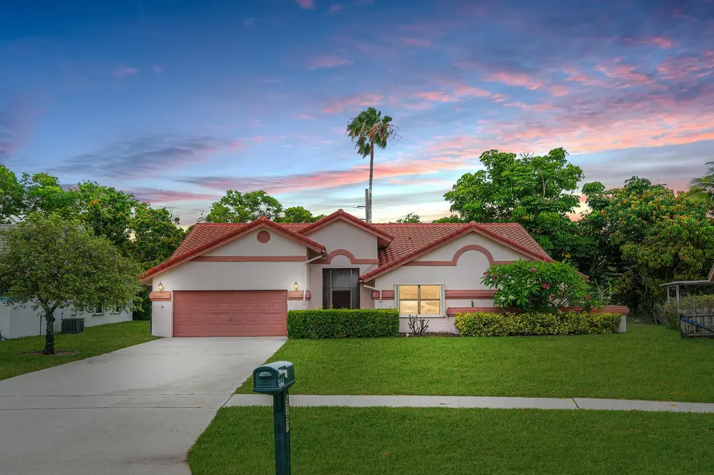 9297 Laurel Green Dr