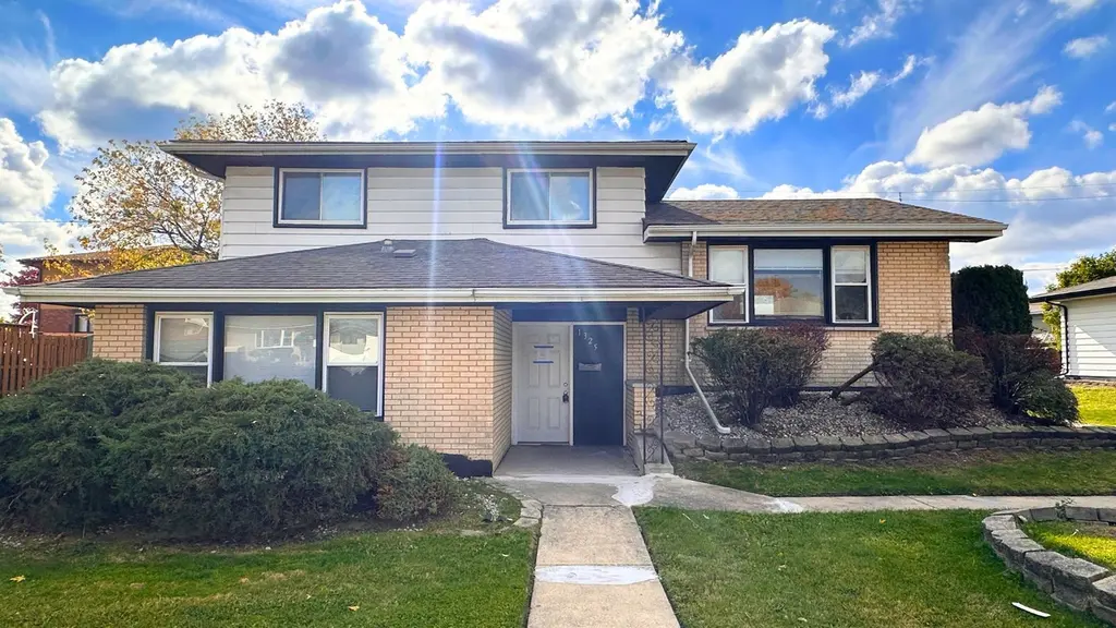 1325 E 168th Pl