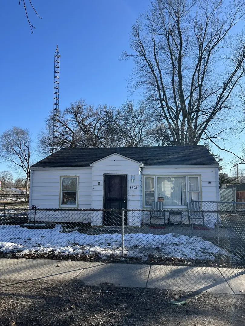 1702 E Cummins Ave