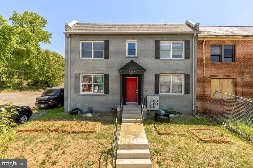 1227 18th Pl NE