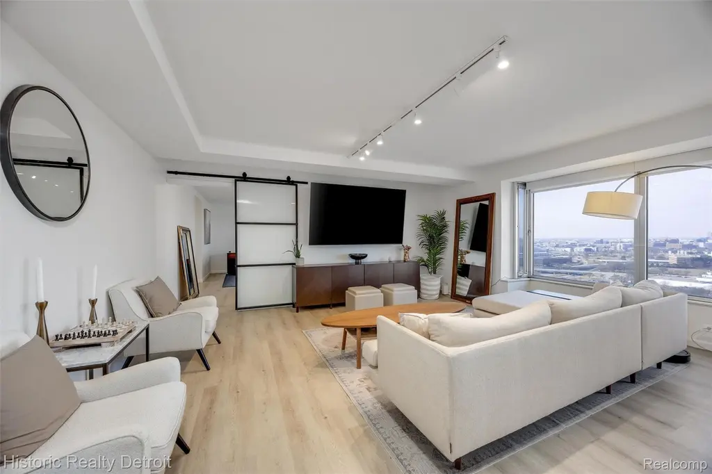 1300 E Lafayette #2409