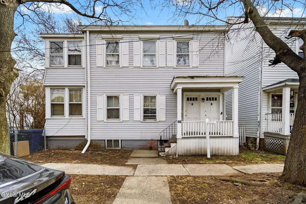 304 2nd Ave