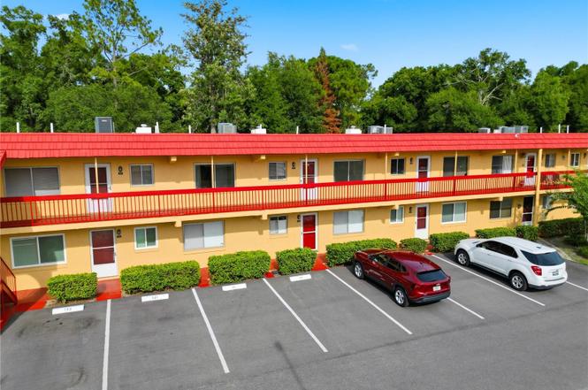 400 EL Camino Dr #202
