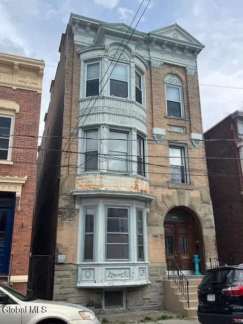 1040 5th Ave