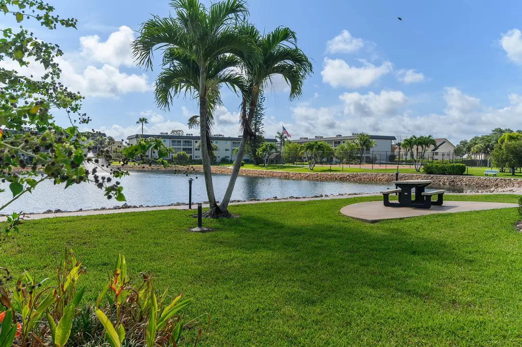 1000 Manatee Rd #105