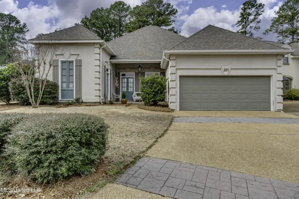 221 Bayview Dr