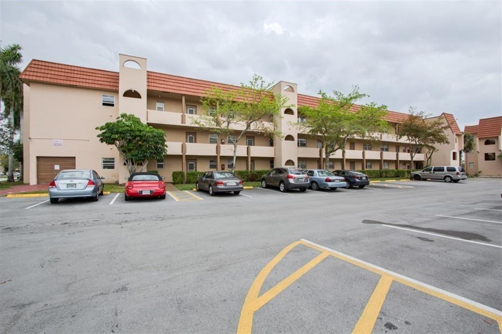 8060 N Sunrise Lakes Dr #111