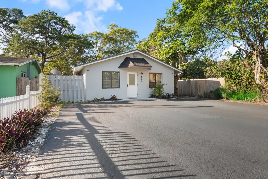 836 SW 13th Ct
