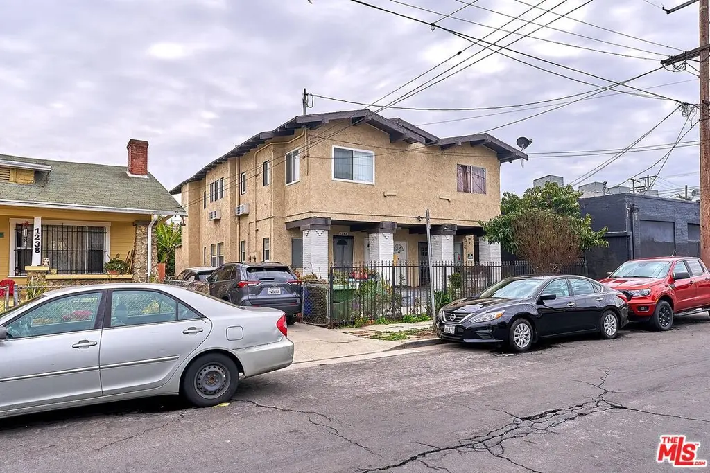 1242 S Kingsley Dr