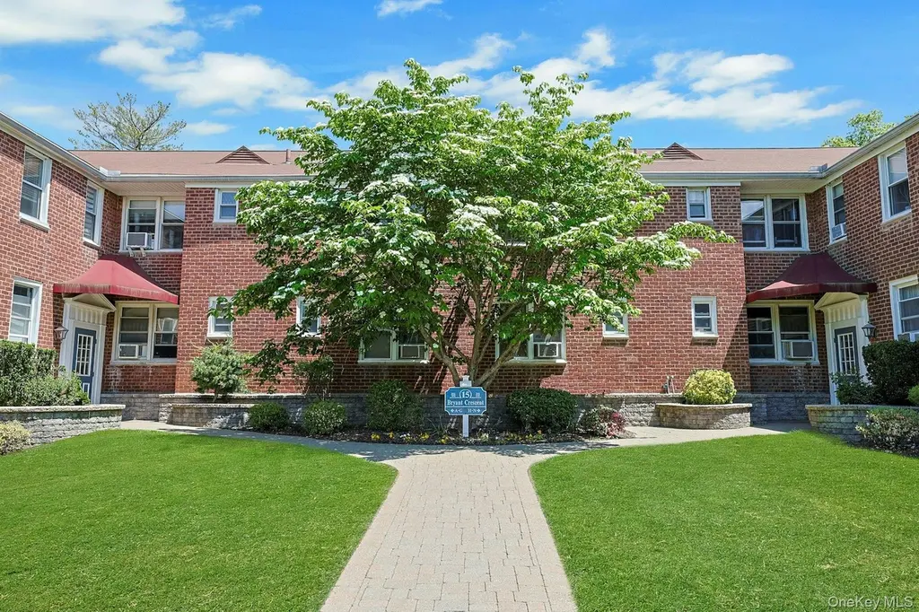 15 Bryant Cres Unit 2G