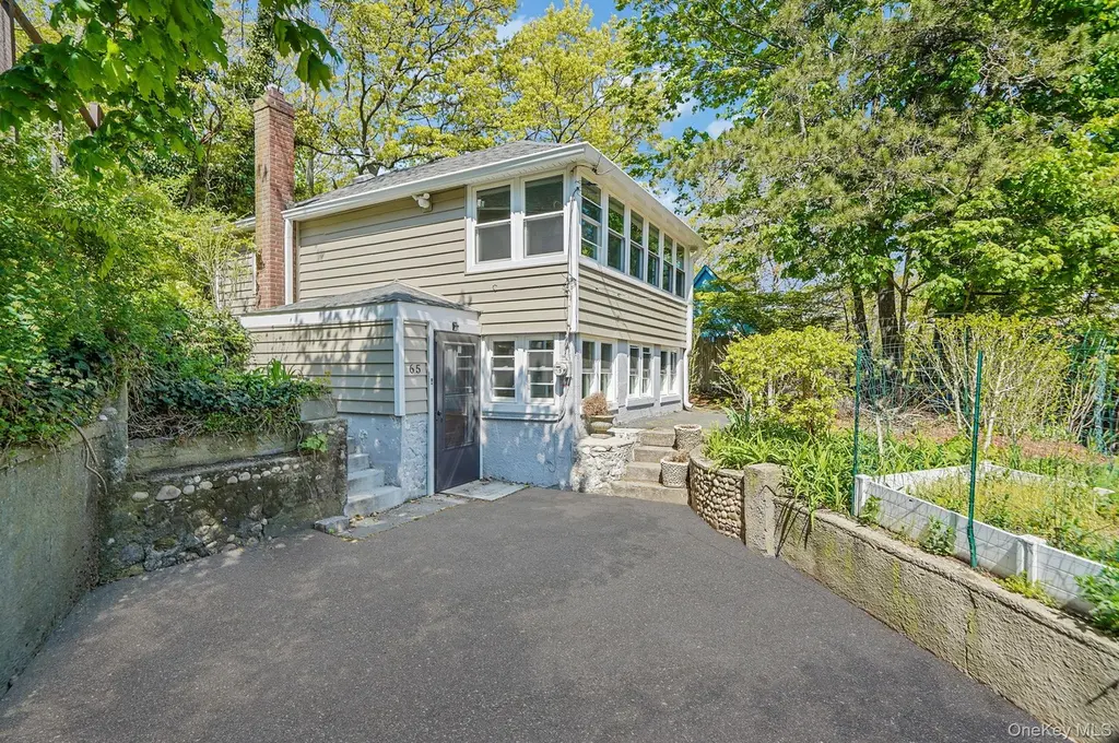 65 Woodlawn Rd