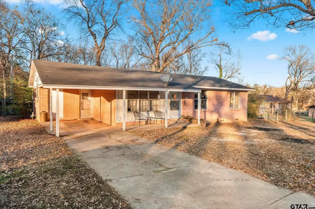 411 Redbud Ln